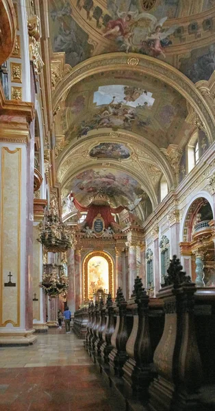 Viena, Áustria - 15 de abril de 2018: Igreja Jesuíta em Viena. Vista interior do altar-mor . — Fotografia de Stock