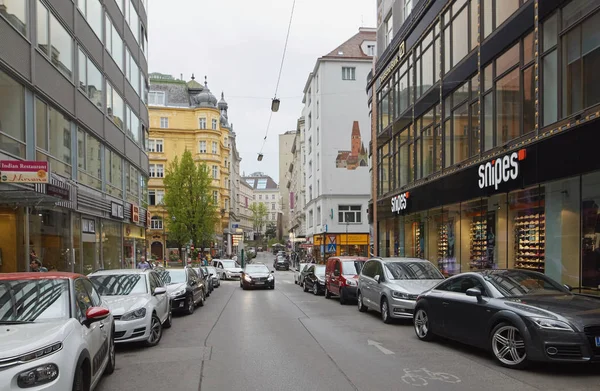 Wiedeń, Austria - 15 kwietnia 2018: Samochody zaparkowane na ulicach miasta. — Zdjęcie stockowe