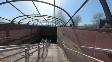 yeraltı yaya geçidi. Bariyersiz ortamı. metal korkuluk.