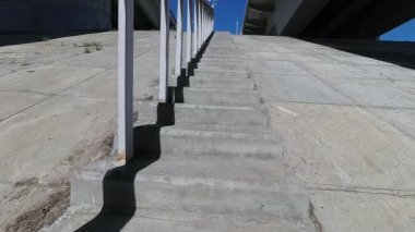 Köprünün altında belgili tanımlık merdiven aşağı iniş.