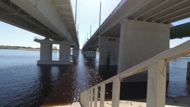 Bahar Sel Köprünün Altından Sular Için Iniş — Stok video