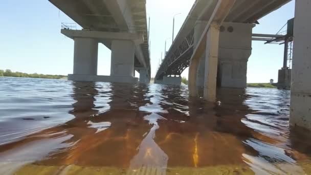 Jaro Flood Sestup Vody Pod Mostem — Stock video