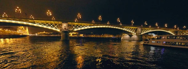 Budapeste, Hungria - 17 de abril de 2018: aterro na iluminação noturna . — Fotografia de Stock