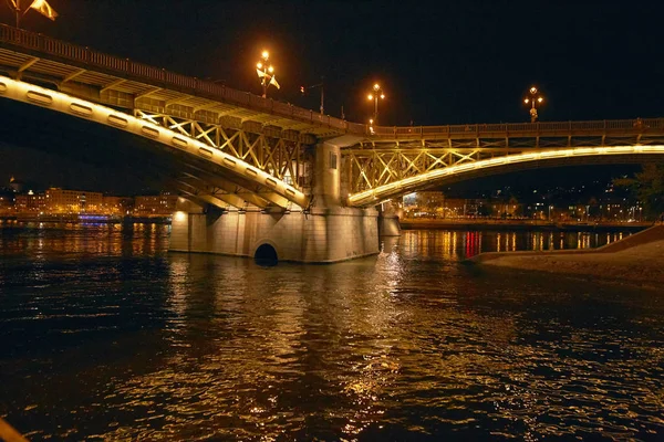Βουδαπέστη, Ουγγαρία - 17 Απριλίου 2018: ανάχωμα στο νυχτερινό φωτισμό. — Φωτογραφία Αρχείου