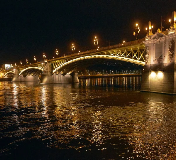 Budapeszt, Węgry - 17 kwietnia 2018 r.: nasyp w oświetleniu nocnym. — Zdjęcie stockowe