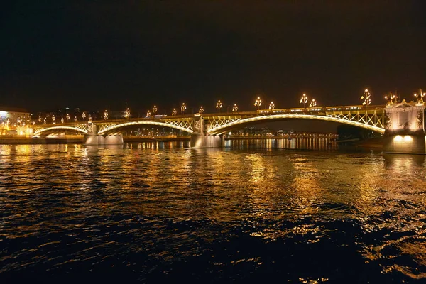 Budapest, Hungary - 17 April 2018: embankment in the night illumination. — Stock Photo, Image