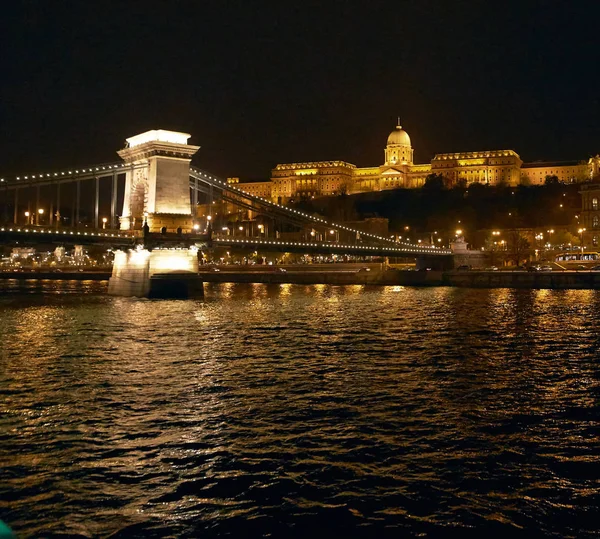 Budapeste, Hungria - 17 de abril de 2018: aterro na iluminação noturna . — Fotografia de Stock