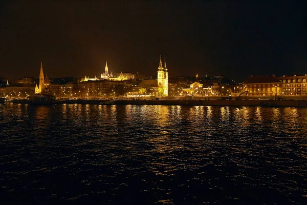 Budapest, Hongrie - 17 avril 2018 : remblai dans l'illumination nocturne. — Photo