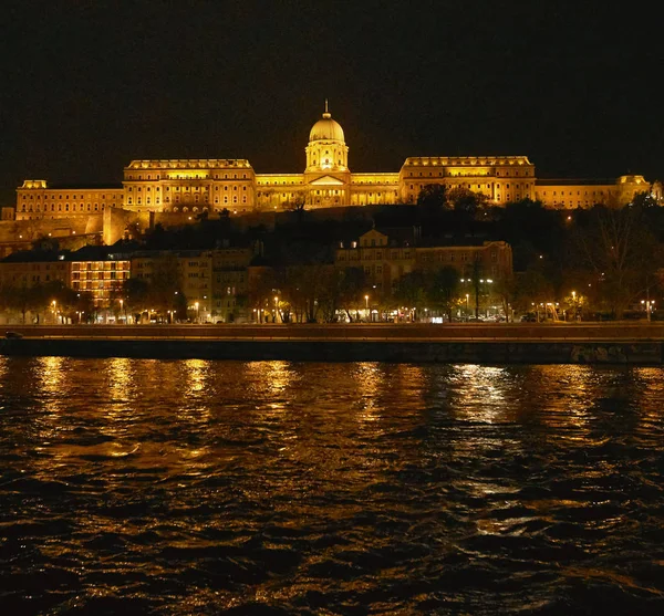 Budapeste, Hungria - 17 de abril de 2018: aterro na iluminação noturna . — Fotografia de Stock