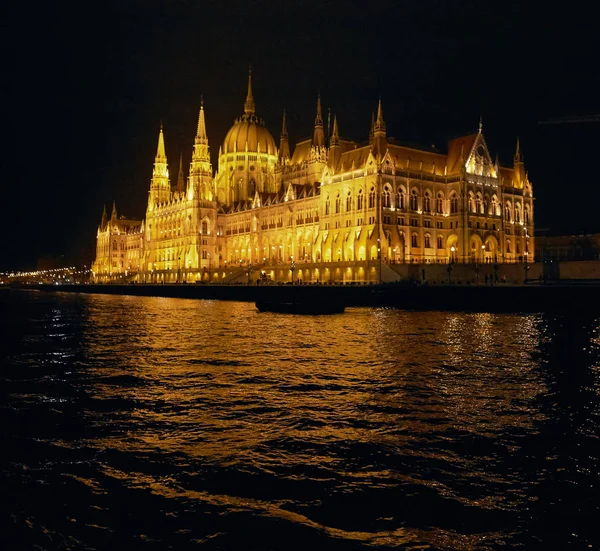 Budapest, Hongrie - 17 avril 2018 : Éclairage nocturne du Parlement. — Photo