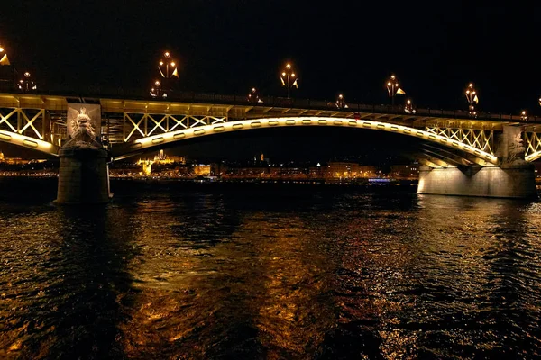 Budapeste, Hungria - 17 de abril de 2018: aterro na iluminação noturna . — Fotografia de Stock