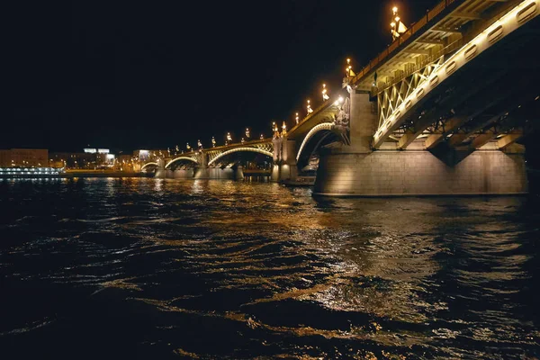 Budapeste, Hungria - 17 de abril de 2018: aterro na iluminação noturna . — Fotografia de Stock