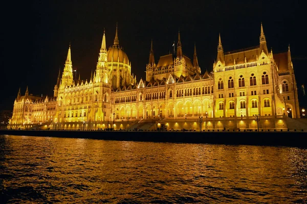 Budapest, Hongrie - 17 avril 2018 : Éclairage nocturne du Parlement. — Photo