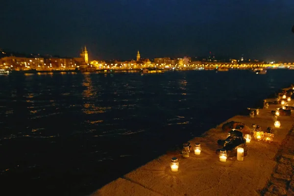 Budapeste, Hungria - 17 de abril de 2018: sapatos no aterro do Danúbio - um monumento à noite . — Fotografia de Stock