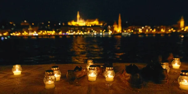 Budapeste, Hungria - 17 de abril de 2018: sapatos no aterro do Danúbio - um monumento à noite . — Fotografia de Stock