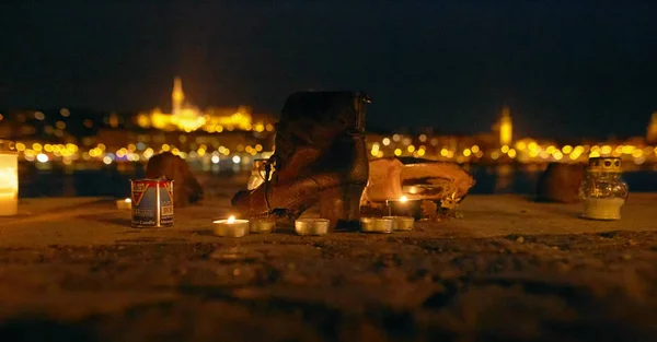 Budapest, Ungarn - 17. April 2018: Schuhe am Donauufer - ein Denkmal in der Nacht. — Stockfoto