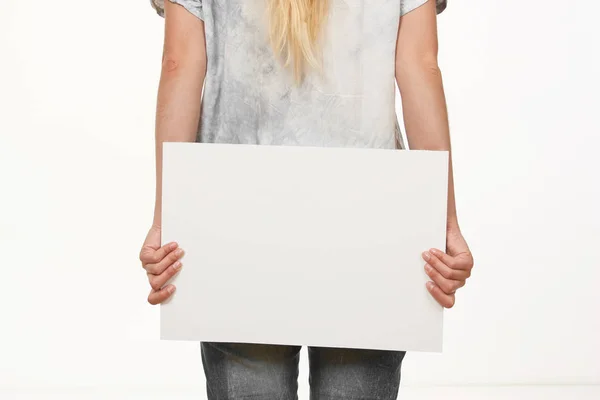 Kvinnliga händer som håller tomt pappersark isolerad på vit — Stockfoto