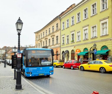 Budapeşte, Macaristan - 17 Nisan 2018: servis otobüsü otobüs durağında.