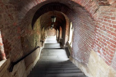 tuğla tünel aşağı bir merdiven ile.