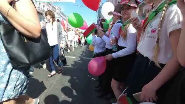 ホメリ ベラルーシ 2018 戦勝記念日パレードの人々 のお祭り行列 — ストック動画