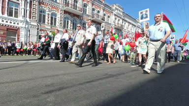 Gomel, Belarus - 9 Mayıs 2018: Festival alayı insan Zafer Bayramı resmi geçit.