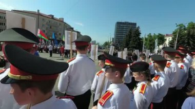 Gomel, Belarus - 9 Mayıs 2018: Festival alayı insan Zafer Bayramı resmi geçit.