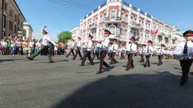 Gomel, Belarus - 9 Mayıs 2018: Festival alayı insan Zafer Bayramı resmi geçit.