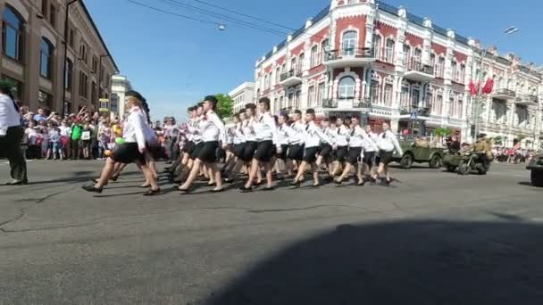 Gomel Weißrussland Mai 2018 Festzug Der Menschen Bei Der Parade — Stockvideo