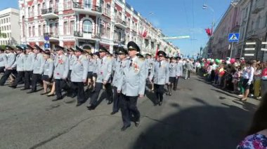 Gomel, Belarus - 9 Mayıs 2018: Festival alayı insan Zafer Bayramı resmi geçit.