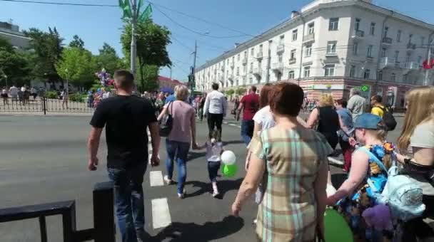 Homel Fehéroroszország 2018 Május Emberek Átkelés Utcán Egy Közlekedési Lámpa — Stock videók