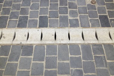 kaldırım döşeme. kaldırımda yaya bölgesi. bir kaya.