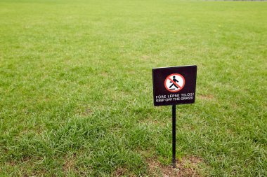 Budapeşte, Macaristan - 17 Nisan 2018: işareti çimenler üzerinde gitmez.