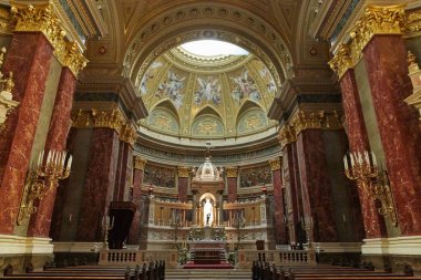 Budapeşte, Macaristan - 17 Nisan 2018: Aziz Stephen Bazilikası'nın iç.