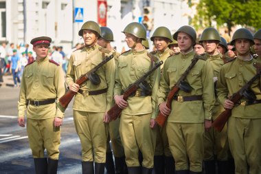 Gomel, Belarus - 9 Mayıs 2018: Zafer geçidi savaşında yeniden inşası.