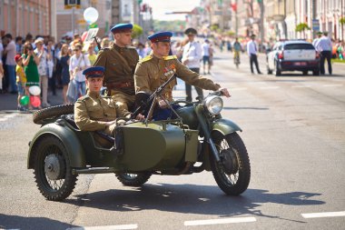 Gomel, Belarus - 9 Mayıs 2018: Zafer geçidi savaşında yeniden inşası.