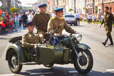 Gomel, Belarus - 9 Mayıs 2018: Zafer geçidi savaşında yeniden inşası.