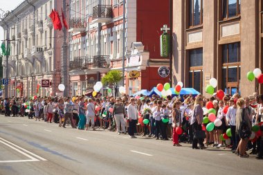 Gomel, Belarus - 9 Mayıs 2018: Festival alayı insan Zafer Bayramı resmi geçit.