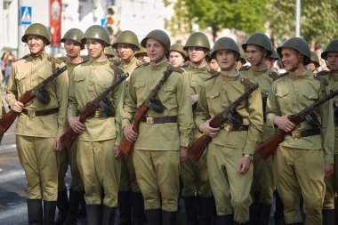 Gomel, Belarus - 9 Mayıs 2018: Zafer geçidi savaşında yeniden inşası.