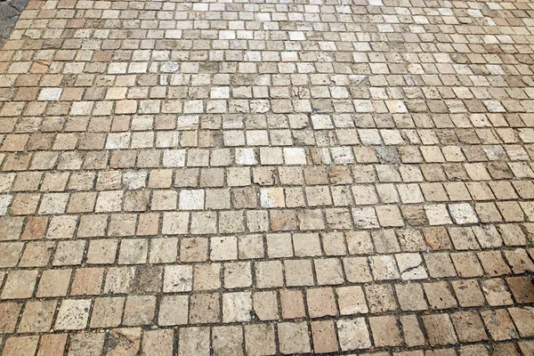 Pavimentación de baldosas. acera zona peatonal. una roca . —  Fotos de Stock