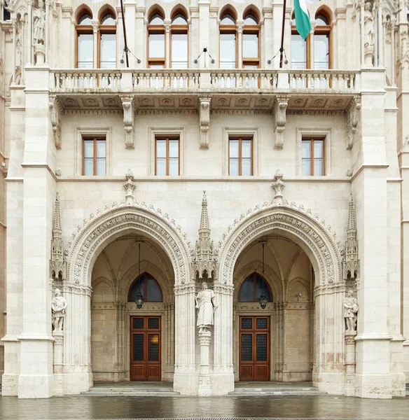 Budapest, Hongrie - 17 avril 2018 : Le bâtiment du Parlement hongrois. — Photo