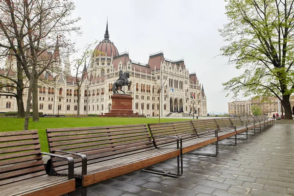 Budapest, Ungarn - 17. April 2018: Das Gebäude des ungarischen Parlaments. — Stockfoto