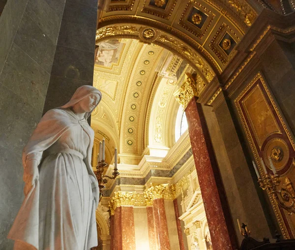 Budapeste, Hungria - 17 de abril de 2018: Basílica de Santo Estêvão interior . — Fotografia de Stock