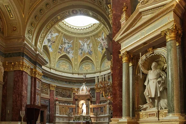 Budapeste, Hungria - 17 de abril de 2018: Basílica de Santo Estêvão interior . — Fotografia de Stock
