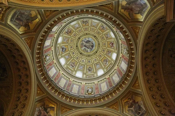 Budapest, ungarn - 17. april 2018: st. stephen 's basilica interior. — Stockfoto