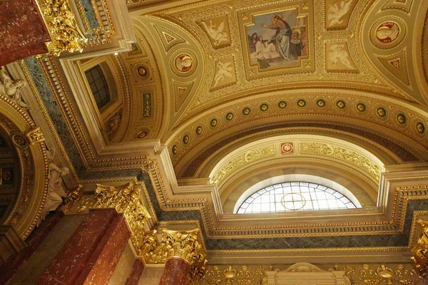 Будапешт - 17 квітня 2018: інтер'єр базиліка Святого Стефана. — стокове фото