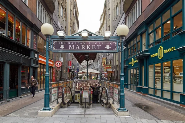 Budapest, Hungría - 17 de abril de 2018: una tienda subterránea con una escalera mecánica . — Foto de Stock