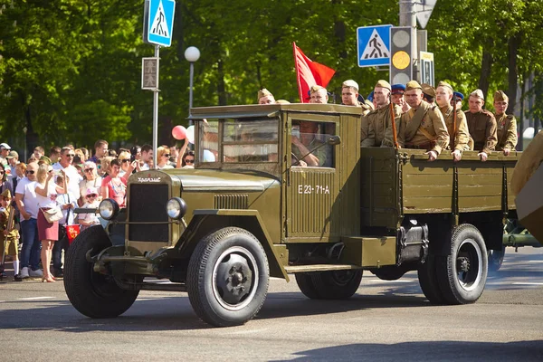 GOMEL, BELARUS - 9 de mayo de 2018: Reconstrucción de la batalla en el Desfile de la Victoria . —  Fotos de Stock