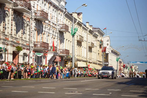 Gomel, Białoruś - 9 maja 2018: Uroczysty pochód ludzi na paradzie. — Zdjęcie stockowe