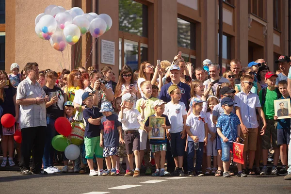 Gomel, Białoruś - 9 maja 2018: Uroczysty pochód ludzi na paradzie. — Zdjęcie stockowe