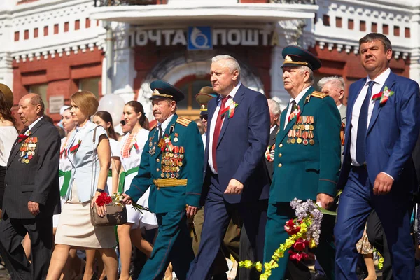 Γκομέλ, Λευκορωσία - 9 Μαΐου 2018: Εορταστική πομπή του λαού στην ημέρα της νίκης παρέλαση. — Φωτογραφία Αρχείου